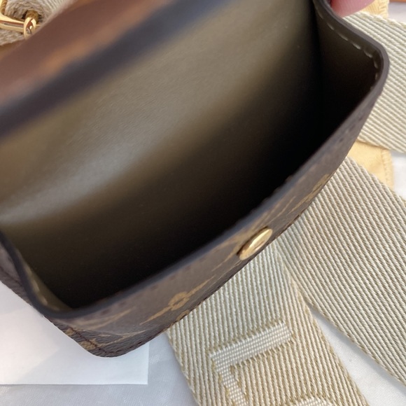 LOUIS Vuitton Utility Bag Jacquard strap and pouch - Picture 6 of 14